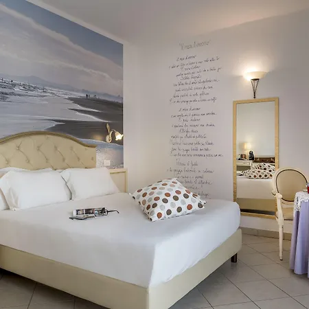 Отель Sovrana Beach Hotel - Pet Friendly - Breakfast Until 12 - Parking