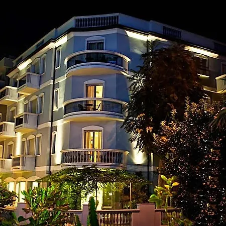Sovrana - Pet Friendly - Breakfast Until 12 - Parking Hotell 4*